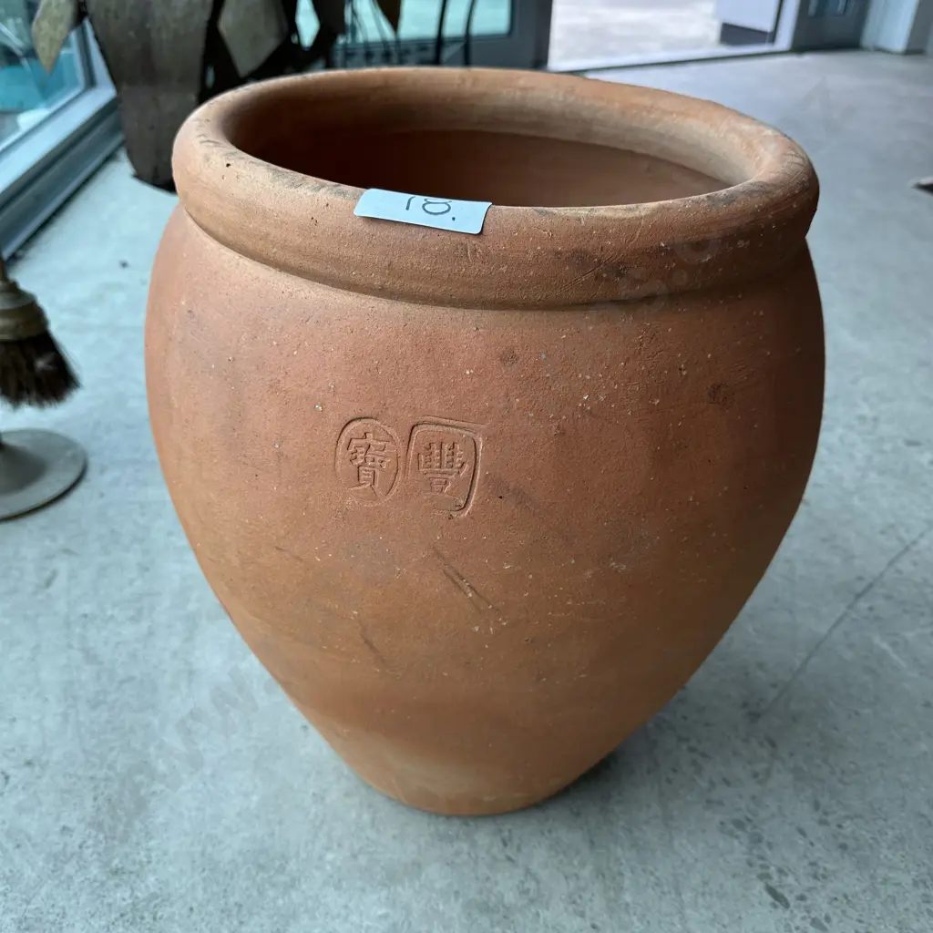 Terracotta pot 450mm tall Image 1++