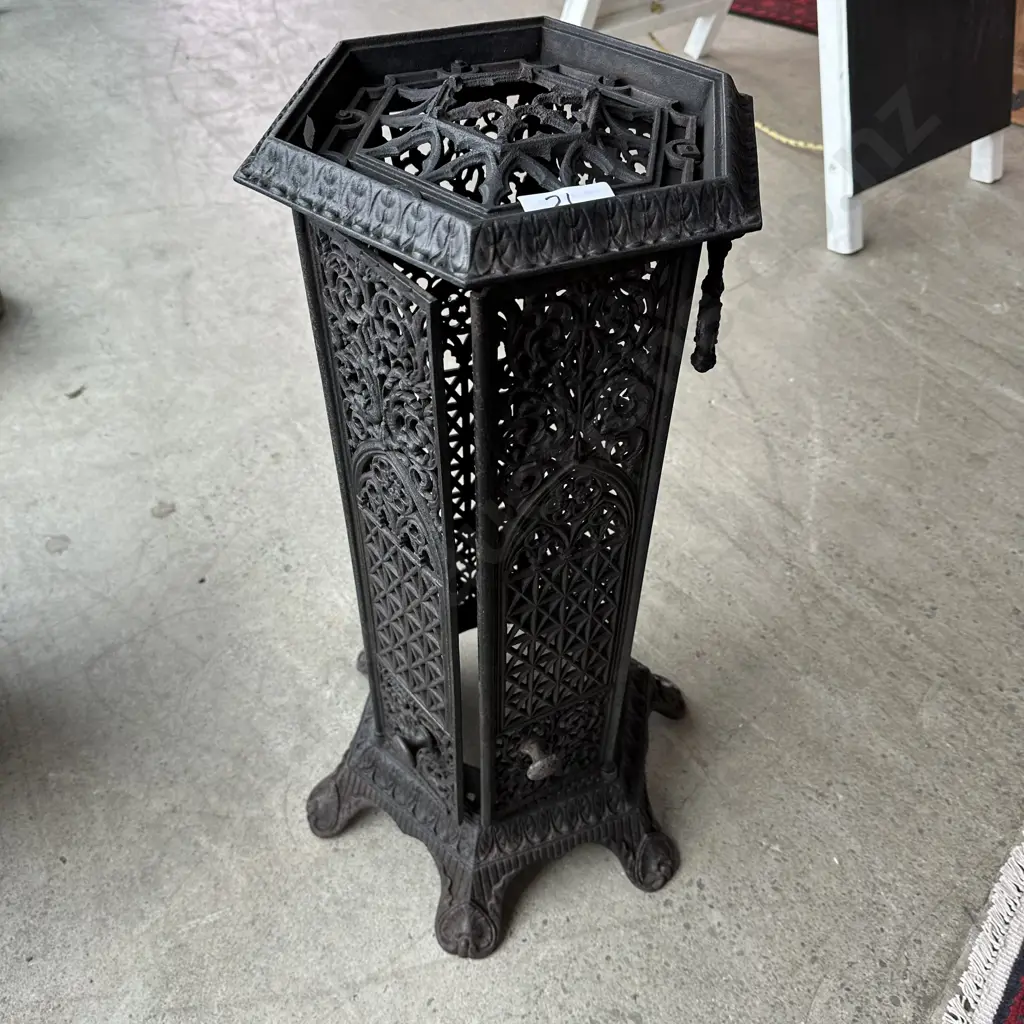 Cast iron hurricane lamp stand 700mm tall Image 1++