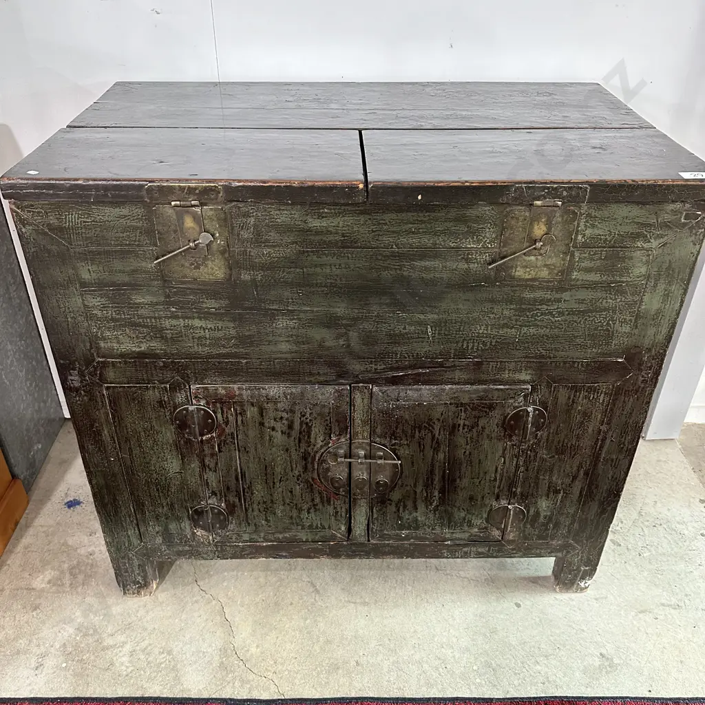 Lacquered Chinese cabinet Image 1++