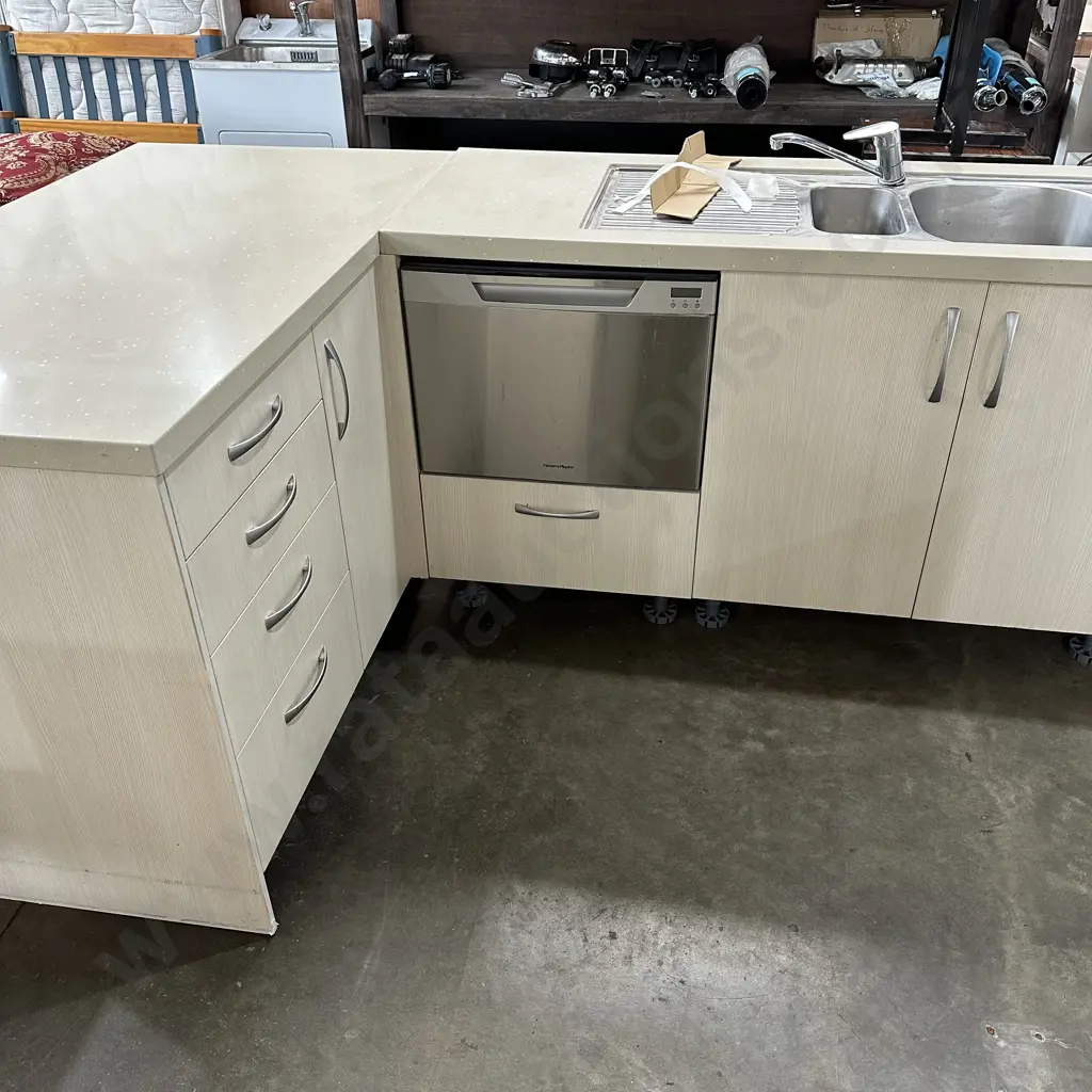 Modern good condition Kitchen with dishdraw & oven Image 1++