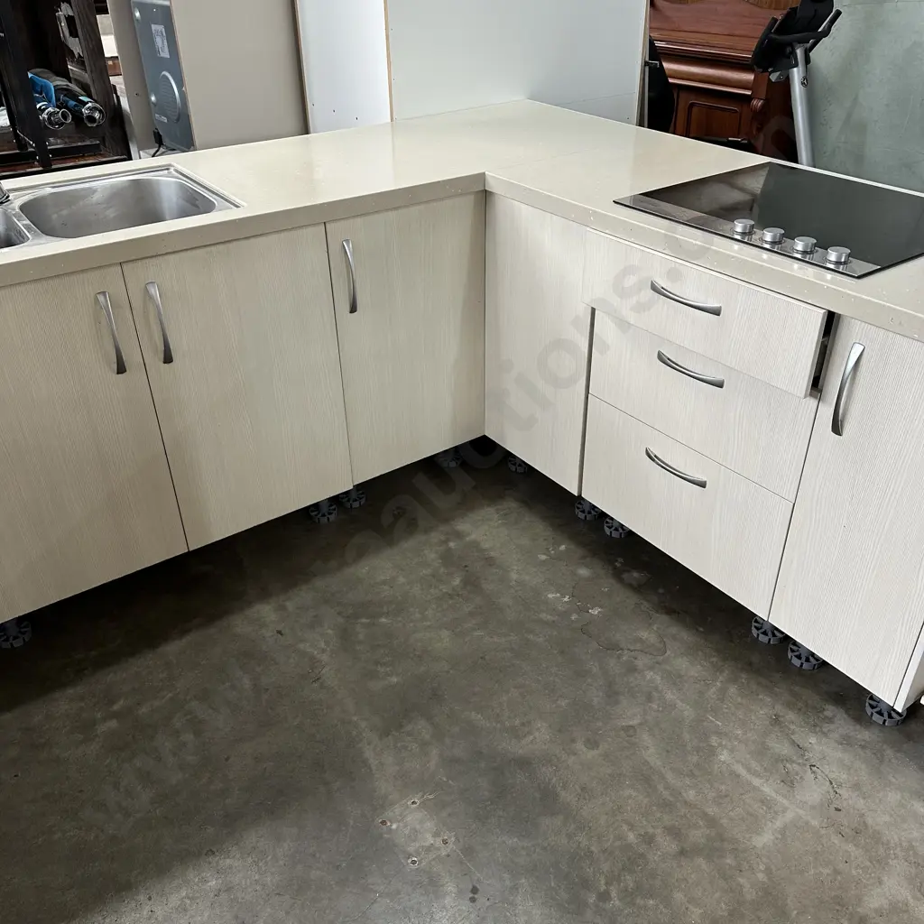 Modern good condition Kitchen with dishdraw & oven Image 1++