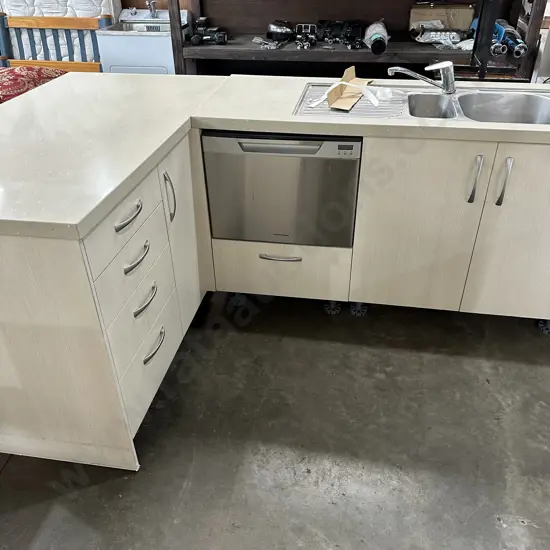 Modern good condition Kitchen with dishdraw & oven