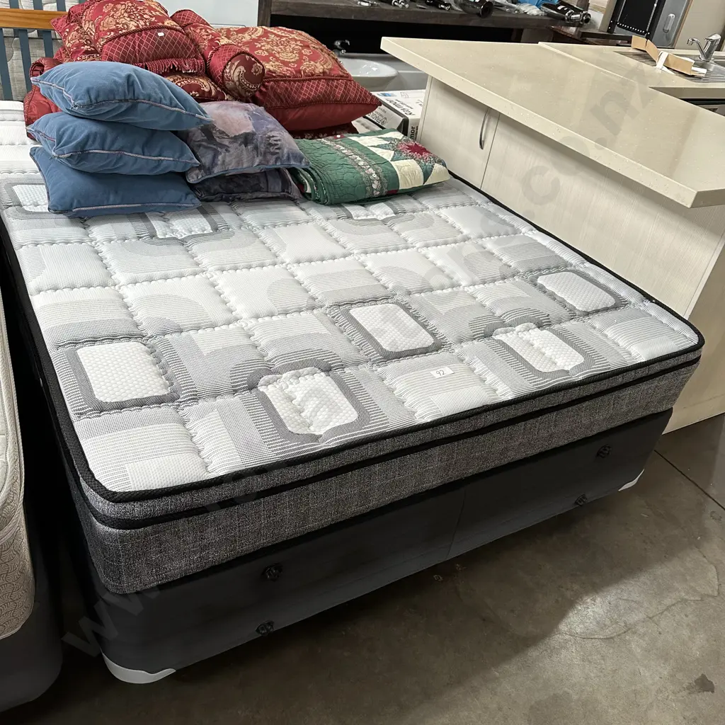 Good condition Queen bed Image 1++