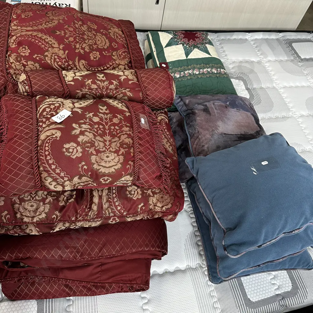 Beding and cushions Image 1++