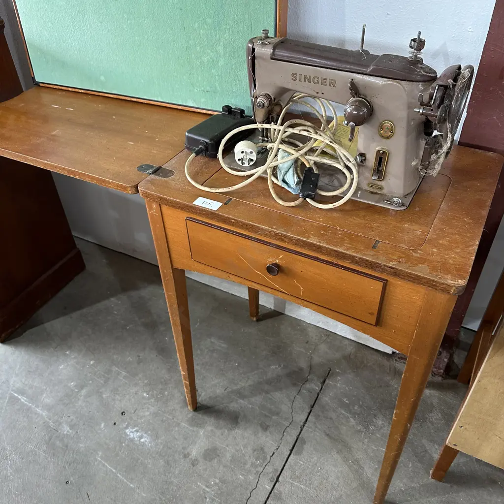 Singer sewer Image 1++