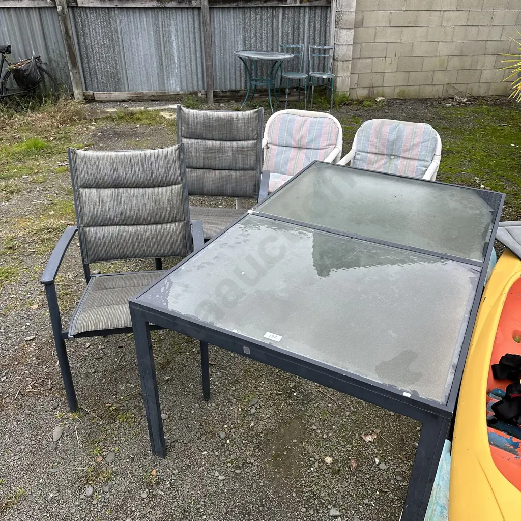 Outdoor table & 2 chairs plus 2 deck chairs Image 1++