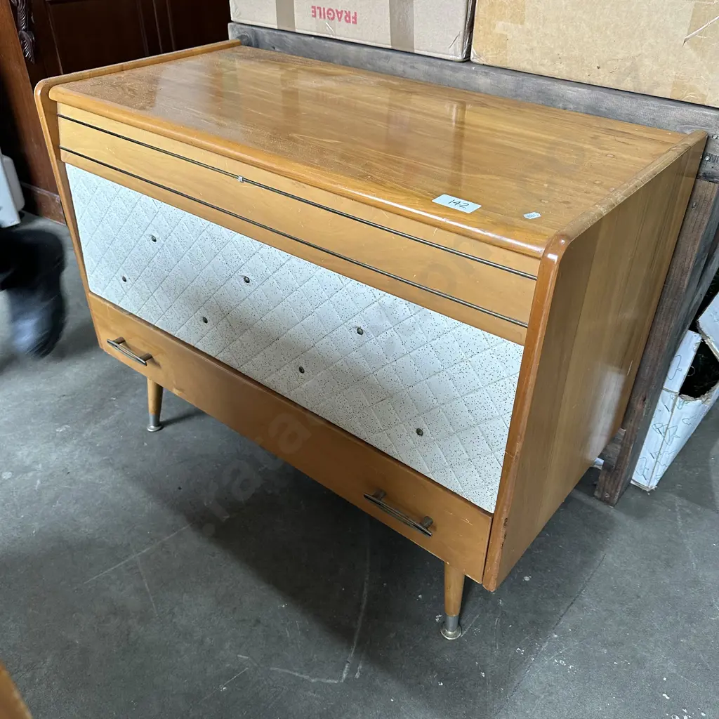 Vintage blanket box Image 1++