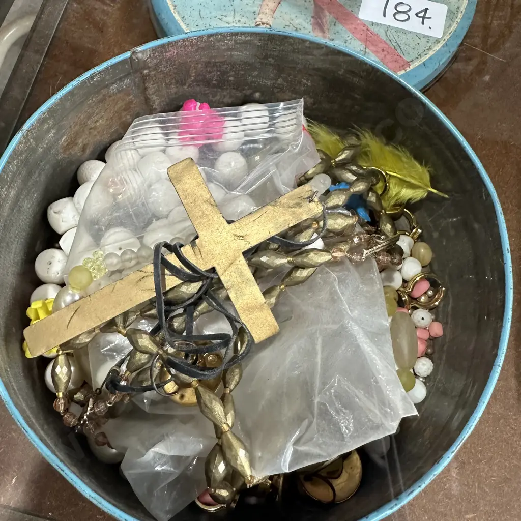 Costume jewellery Image 1++