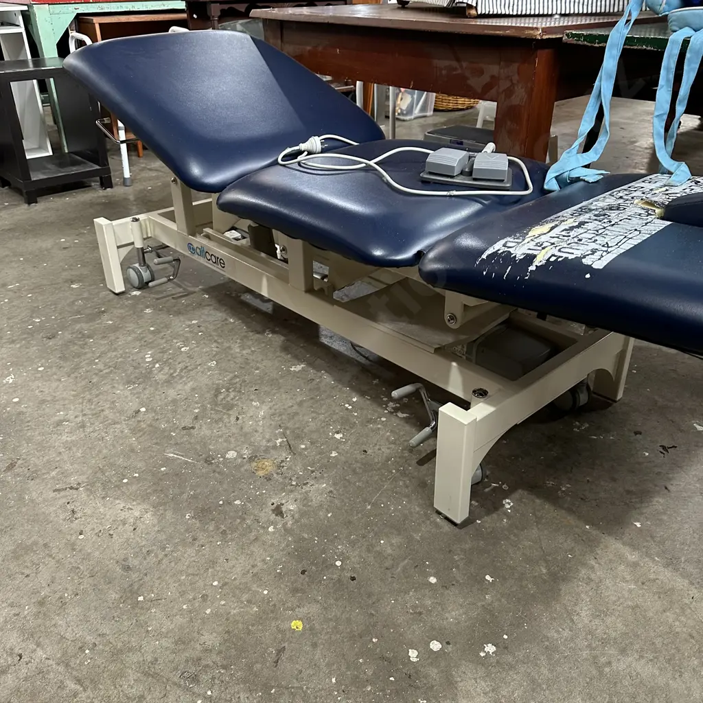 Massage table Image 1++