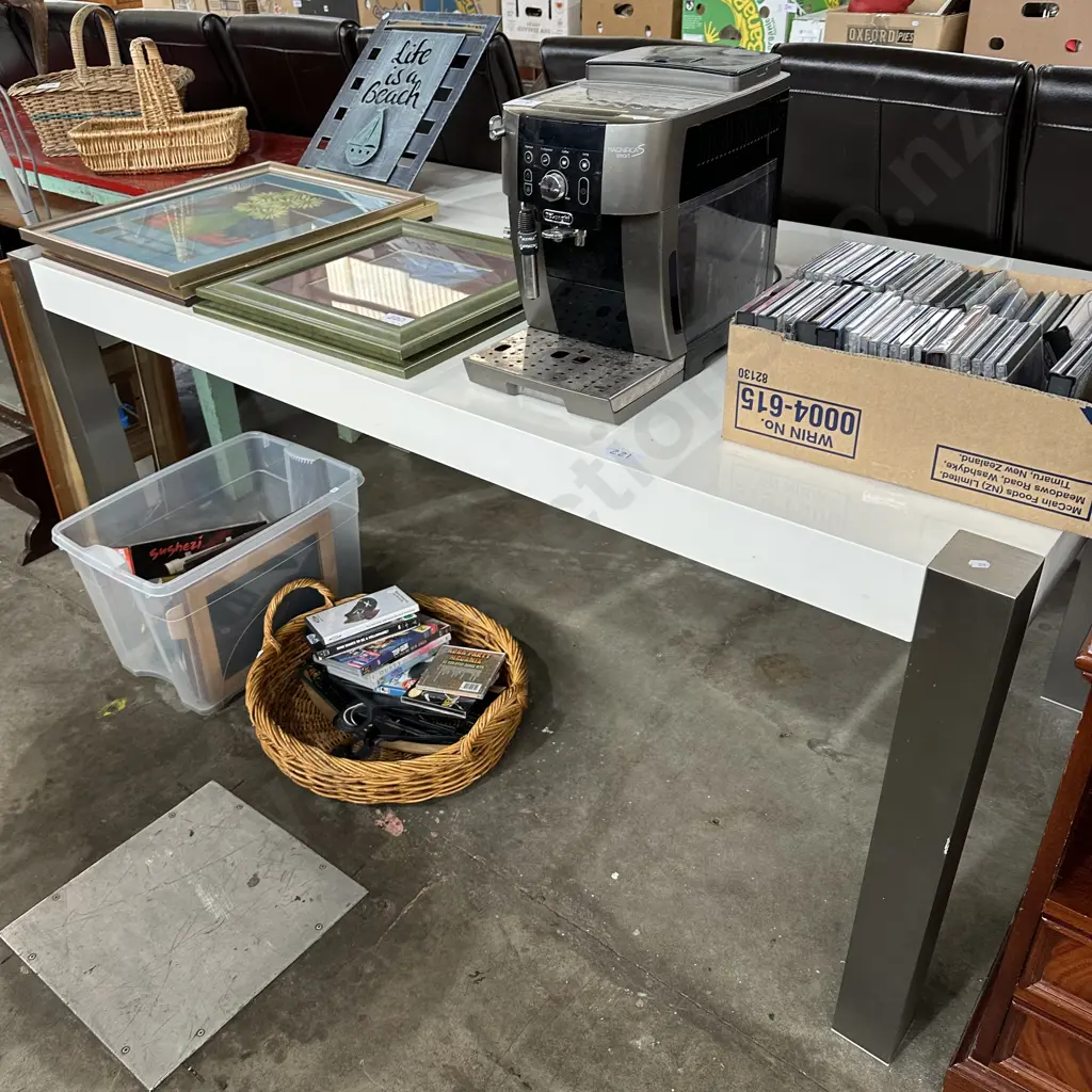 Dining table Image 1++