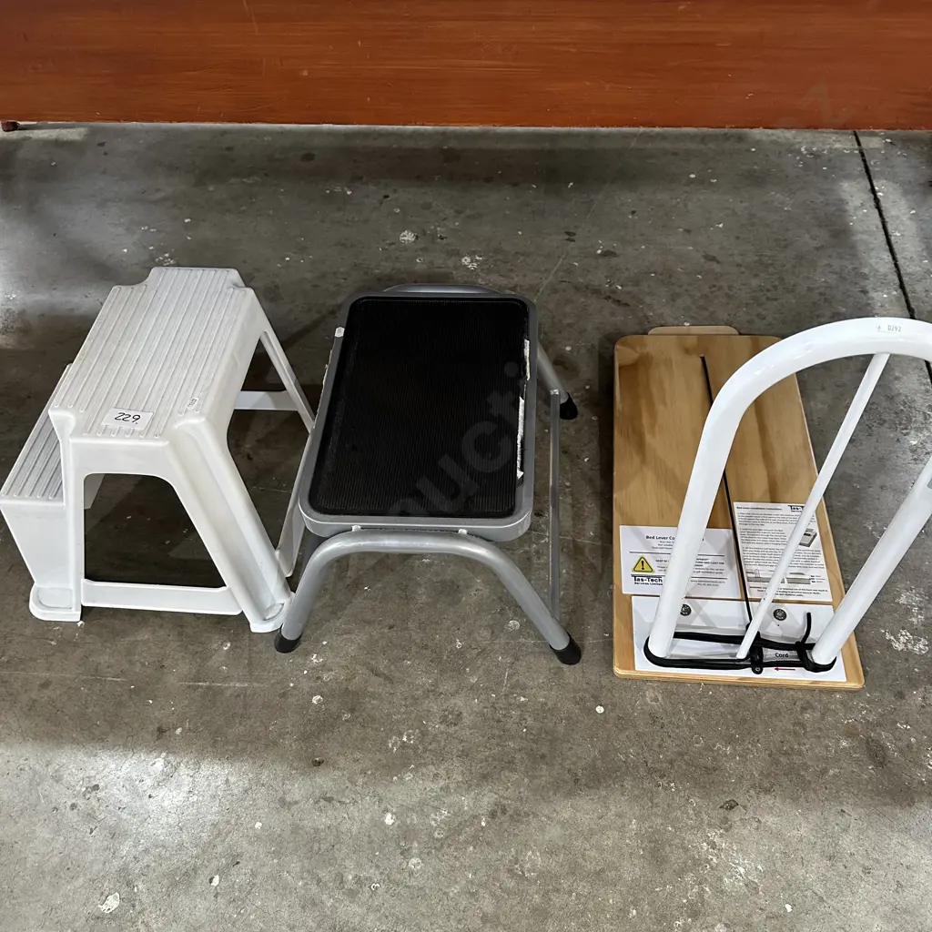 Bed lever and 2 stools Image 1++