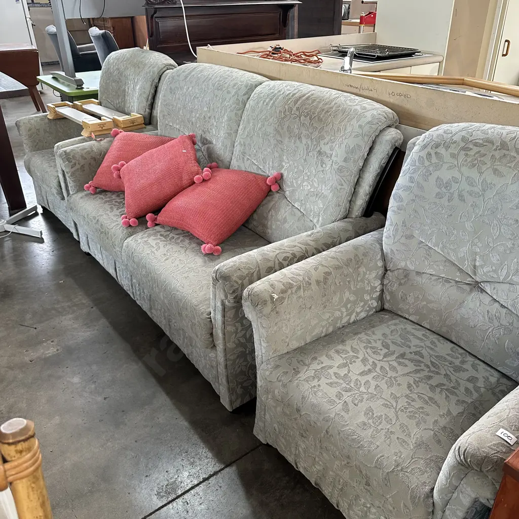 3pc suite, raiser feet, cushions Image 1++