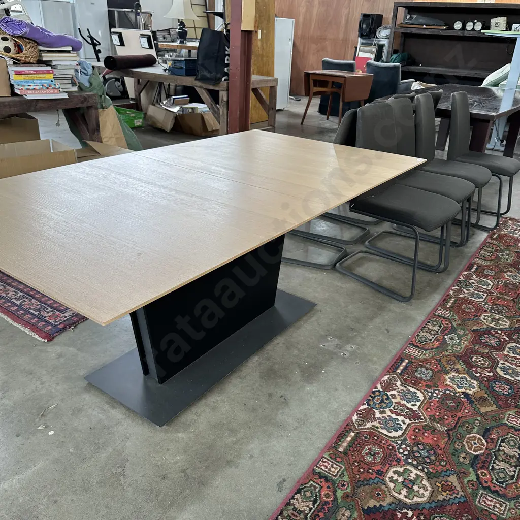 Boconcept table and 8 chairs Image 1++