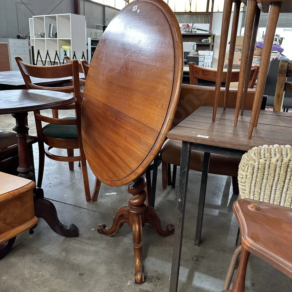 Tilt top barley twist table Image 1++