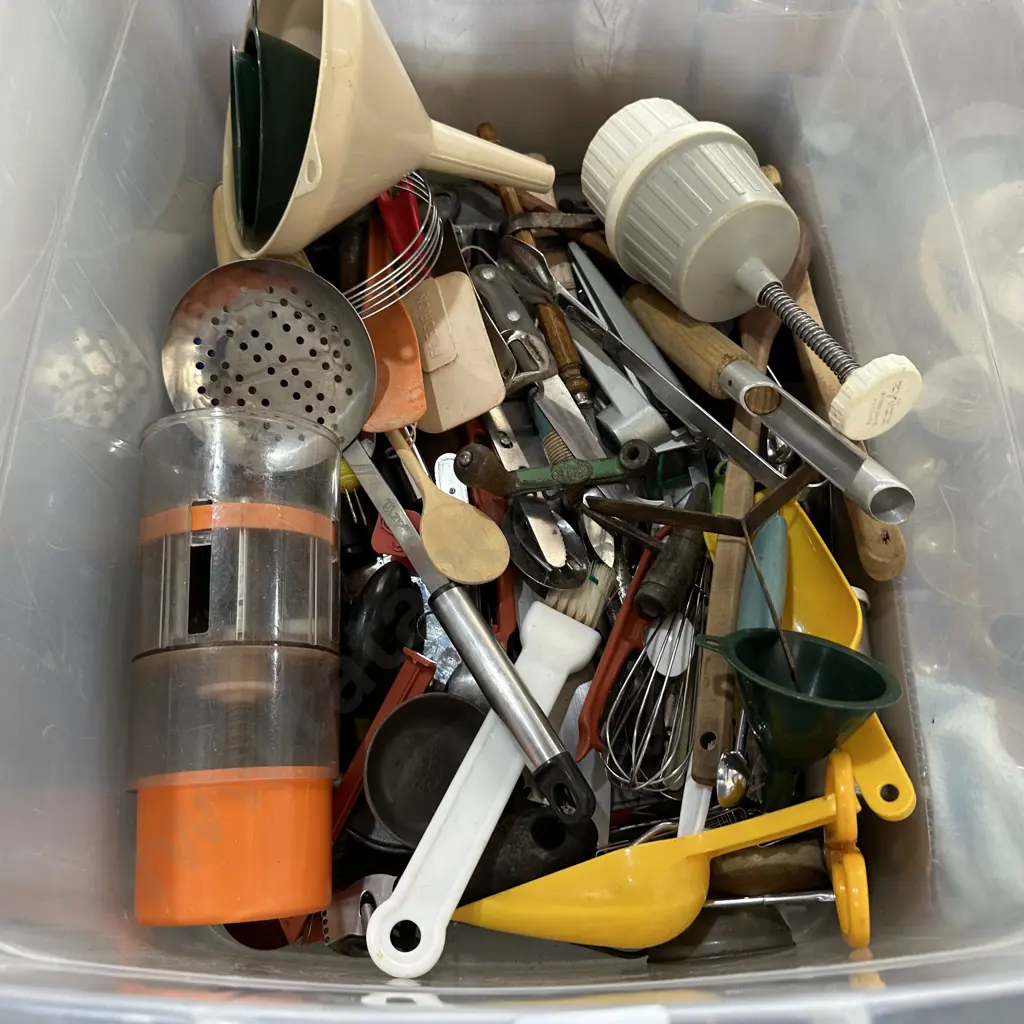 bin utensils and bag tupperware Image 1++