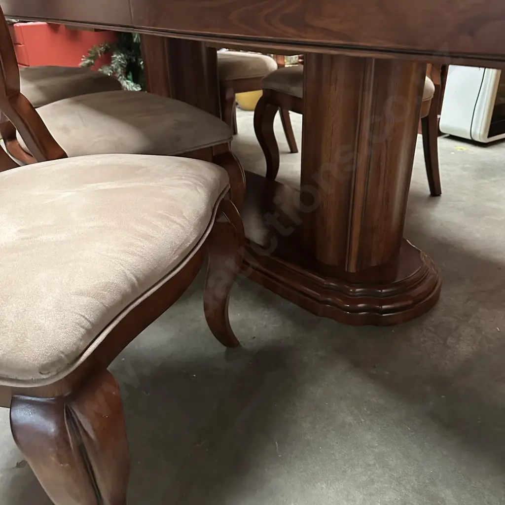 Large extendable table and 6 chairs, excellent condition Image 1++