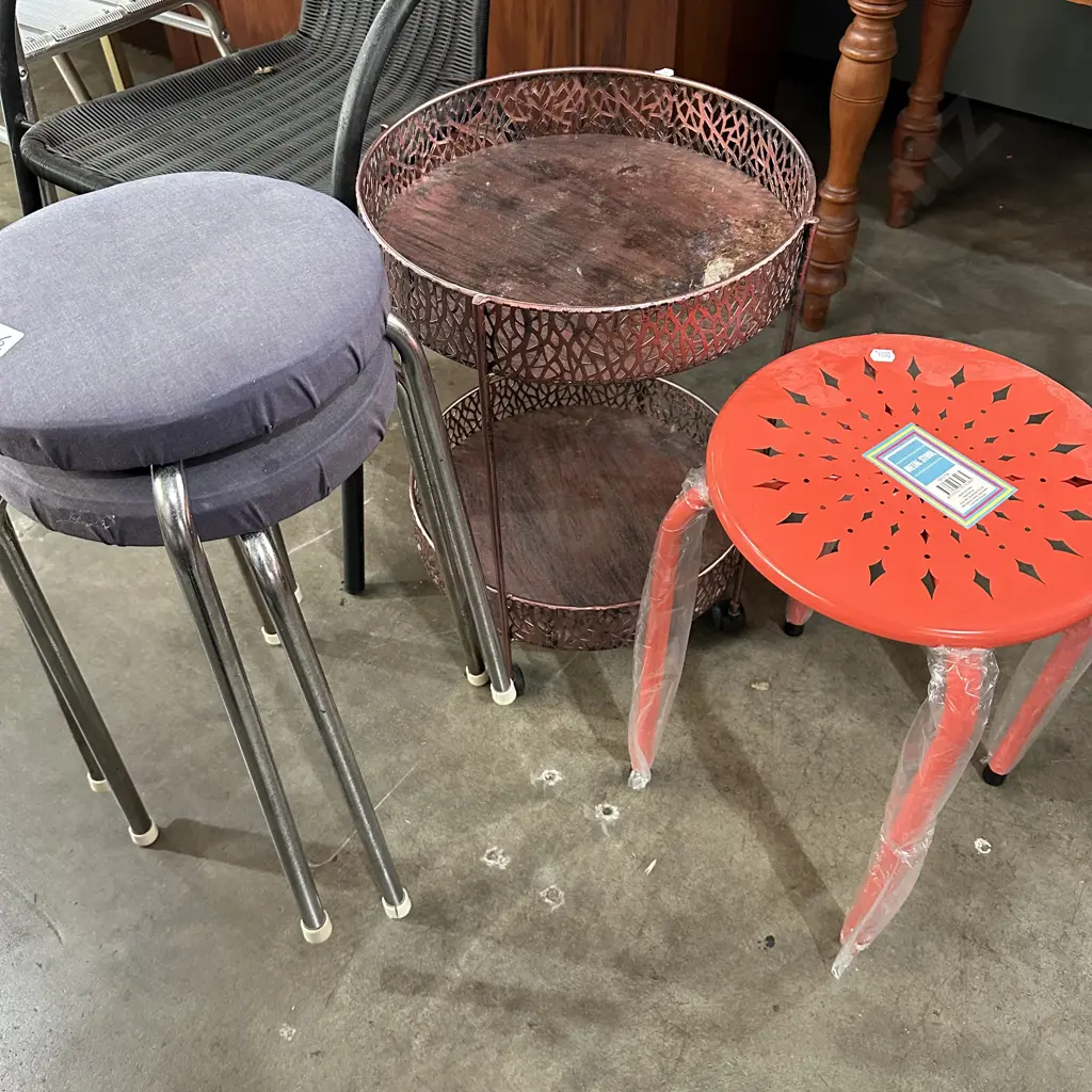 3 stools and rough side table Image 1++
