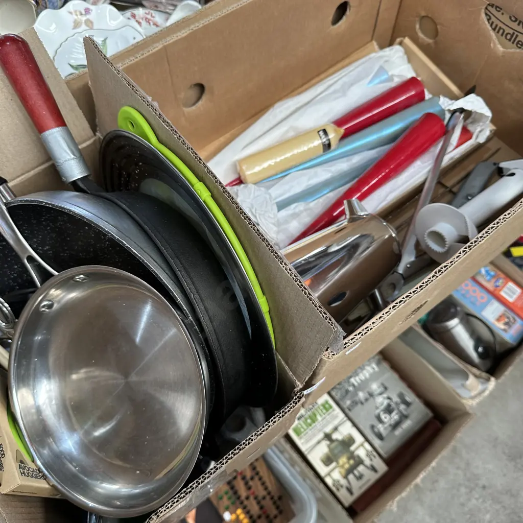 2 box kitchenware and candles Image 1++