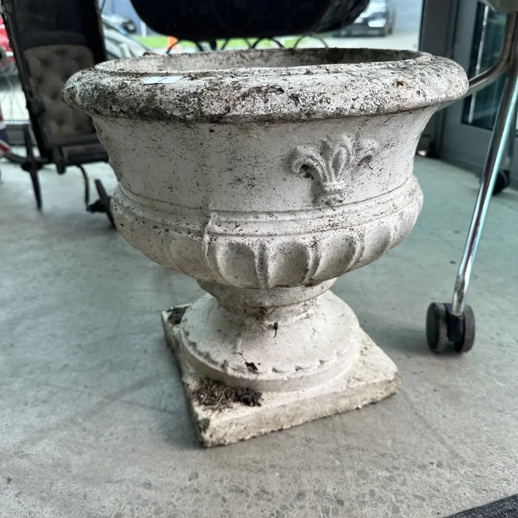Vintage concrete planter Image 1++