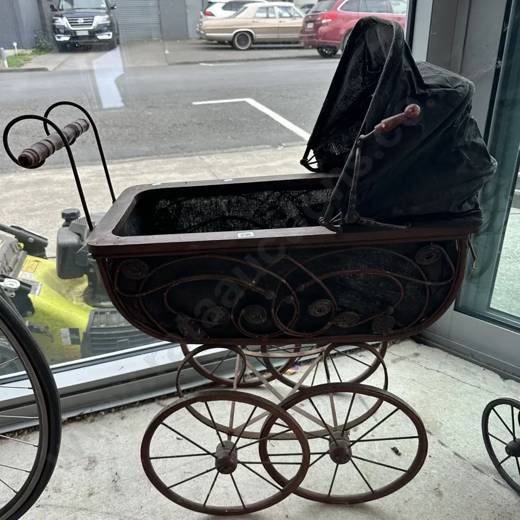Vintage style pram Image 1++
