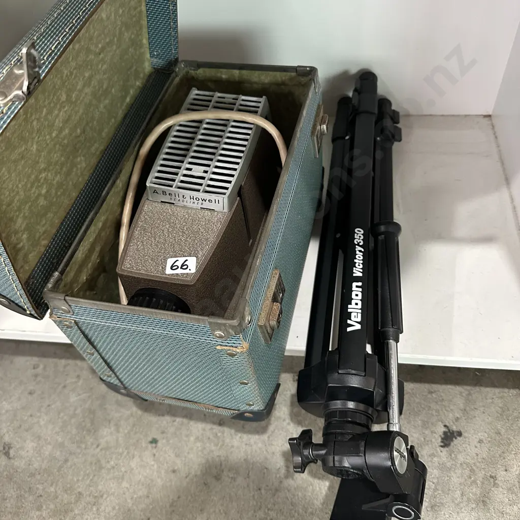 Tripod and slide projector Image 1++
