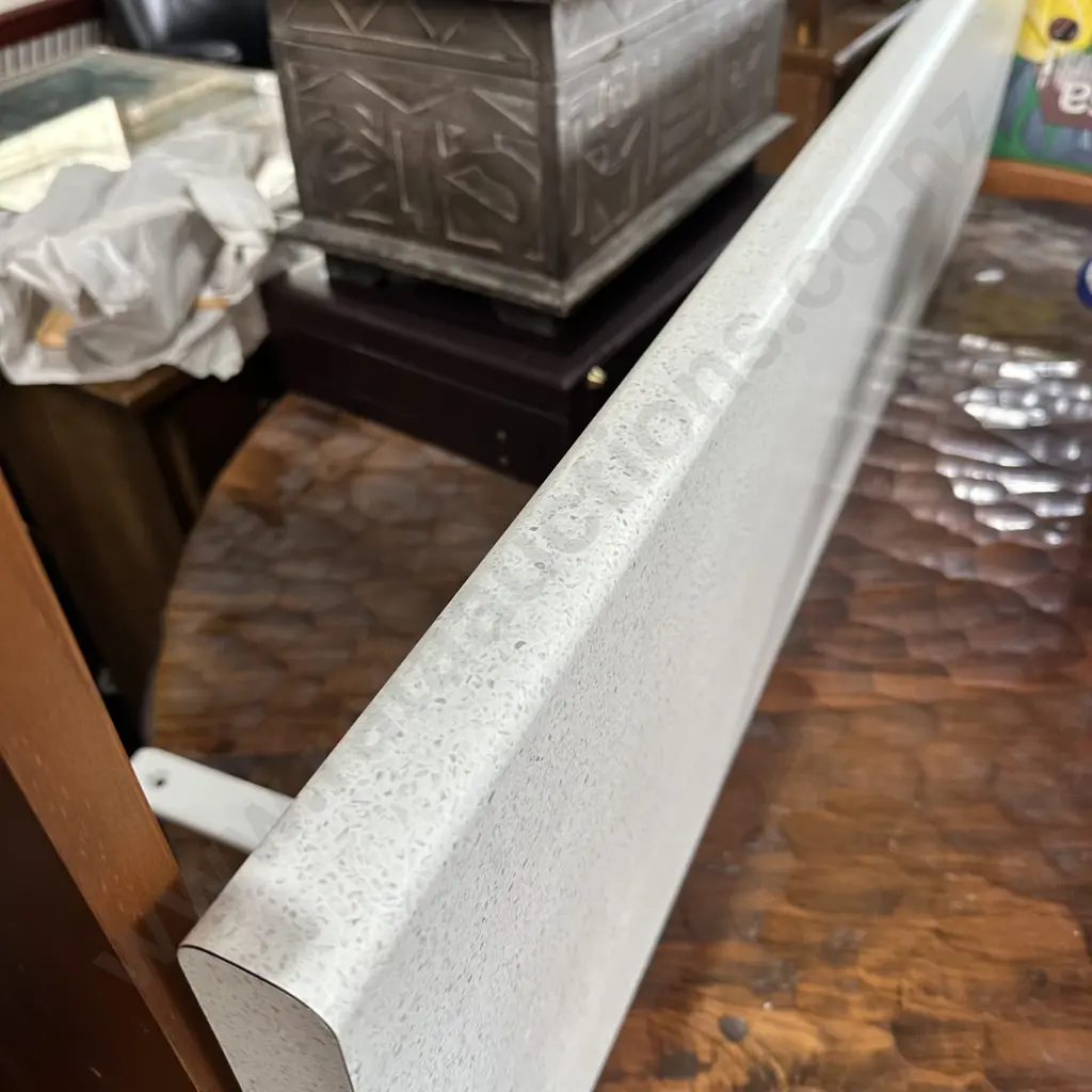 Formica shelf with brackets Image 1++