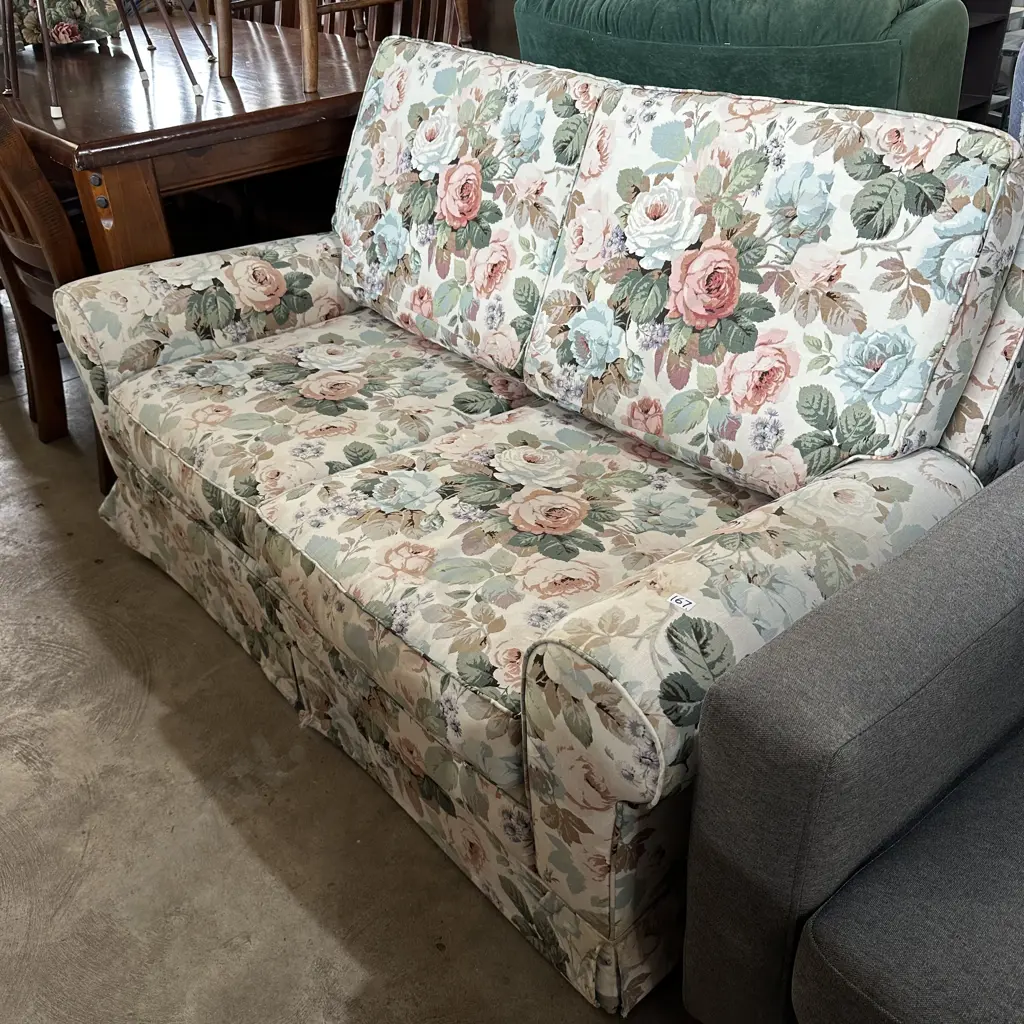 Floral sofa Image 1++