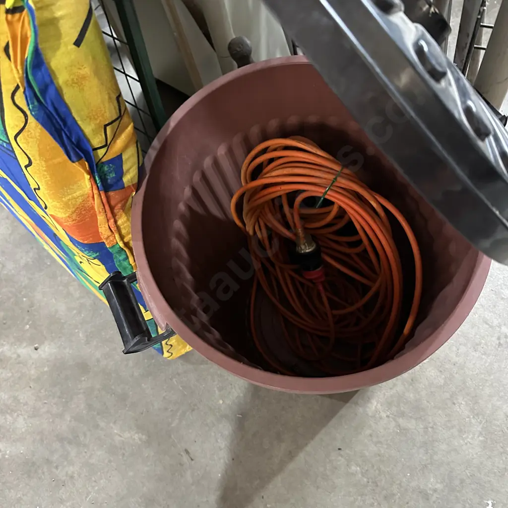 Rubbish bin and lead Image 1++