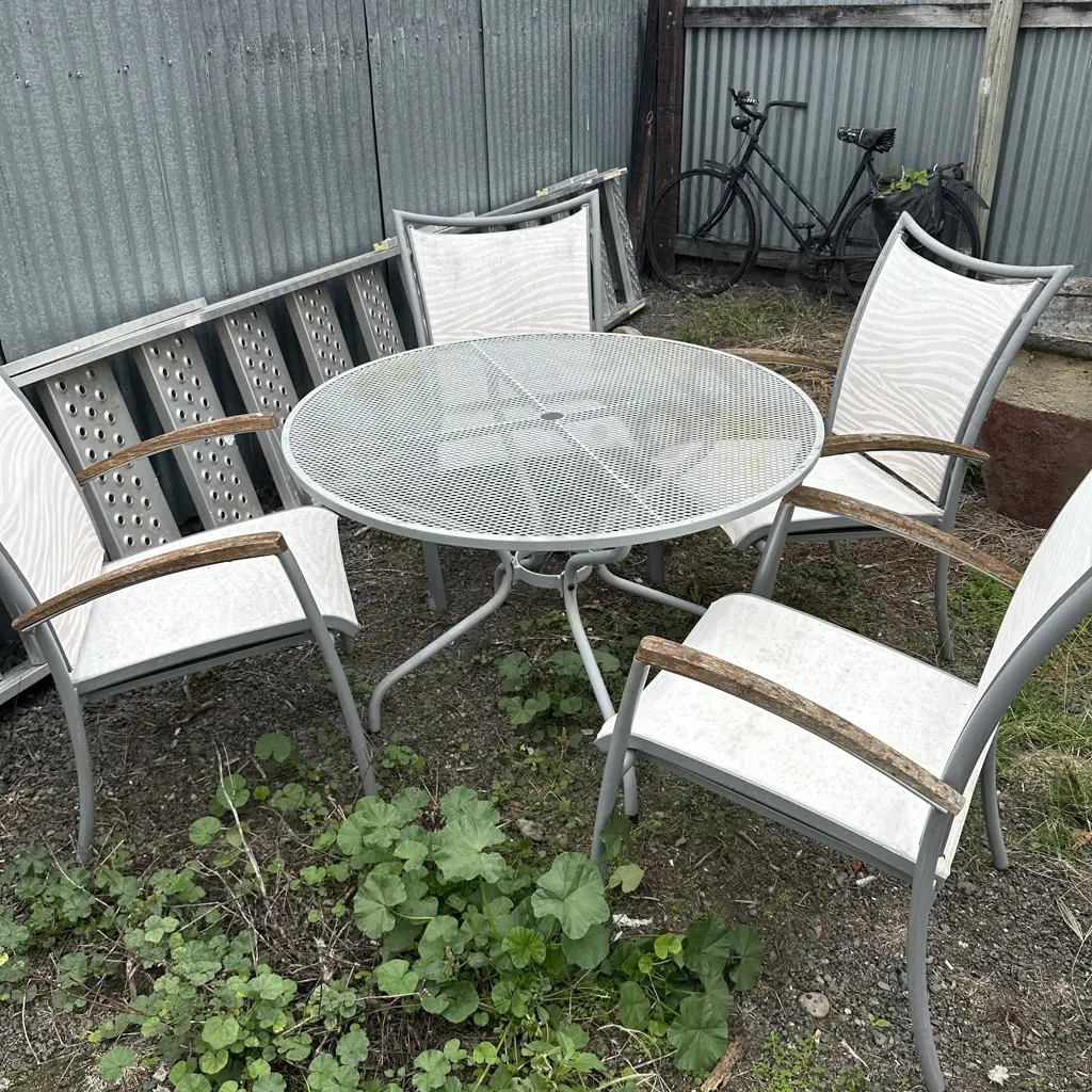 Outdoor table and 4 chairs Image 1++