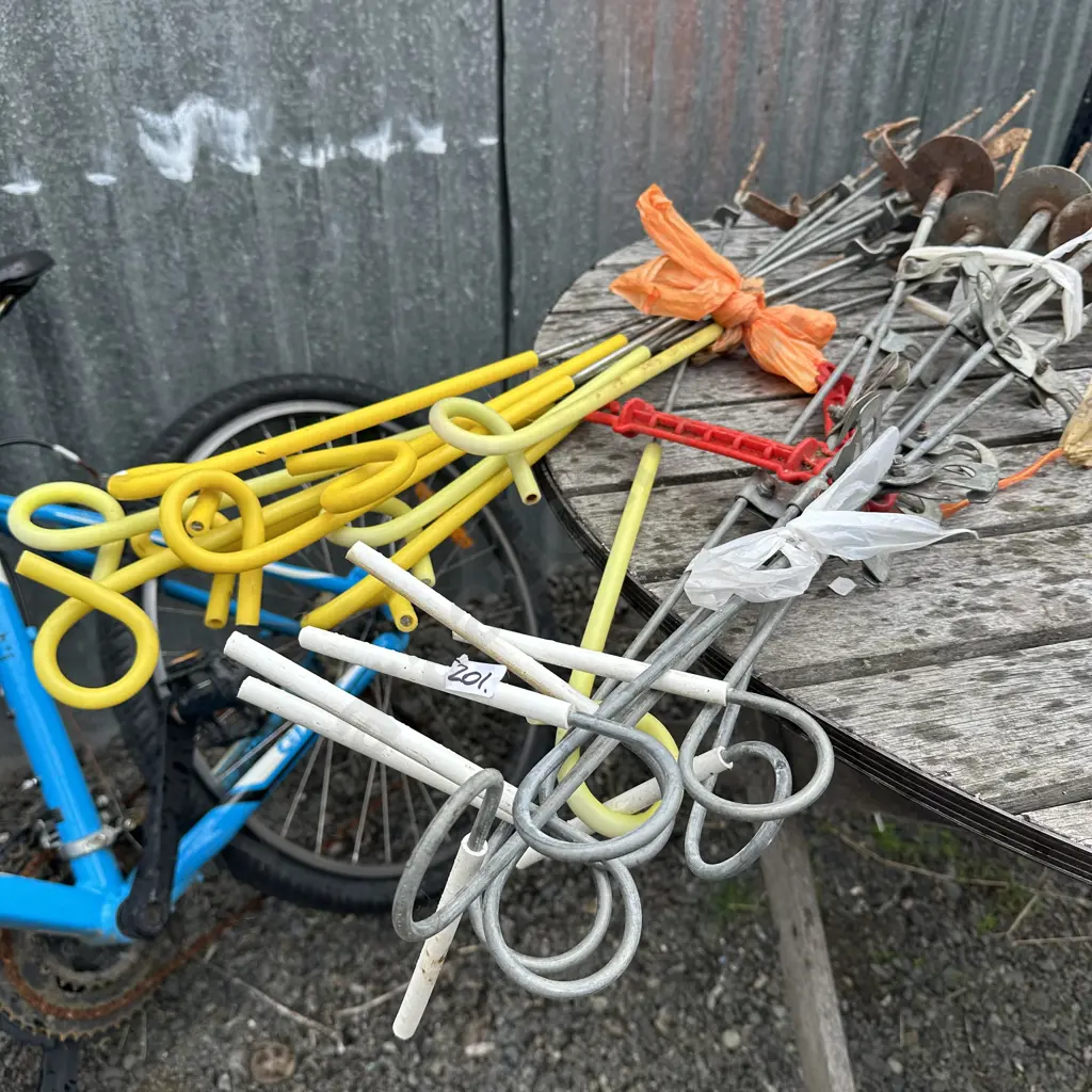 16 electric fence stands Image 1++