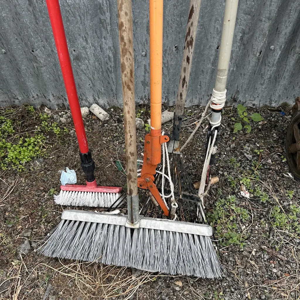 Strong broom, pruners etc Image 1++