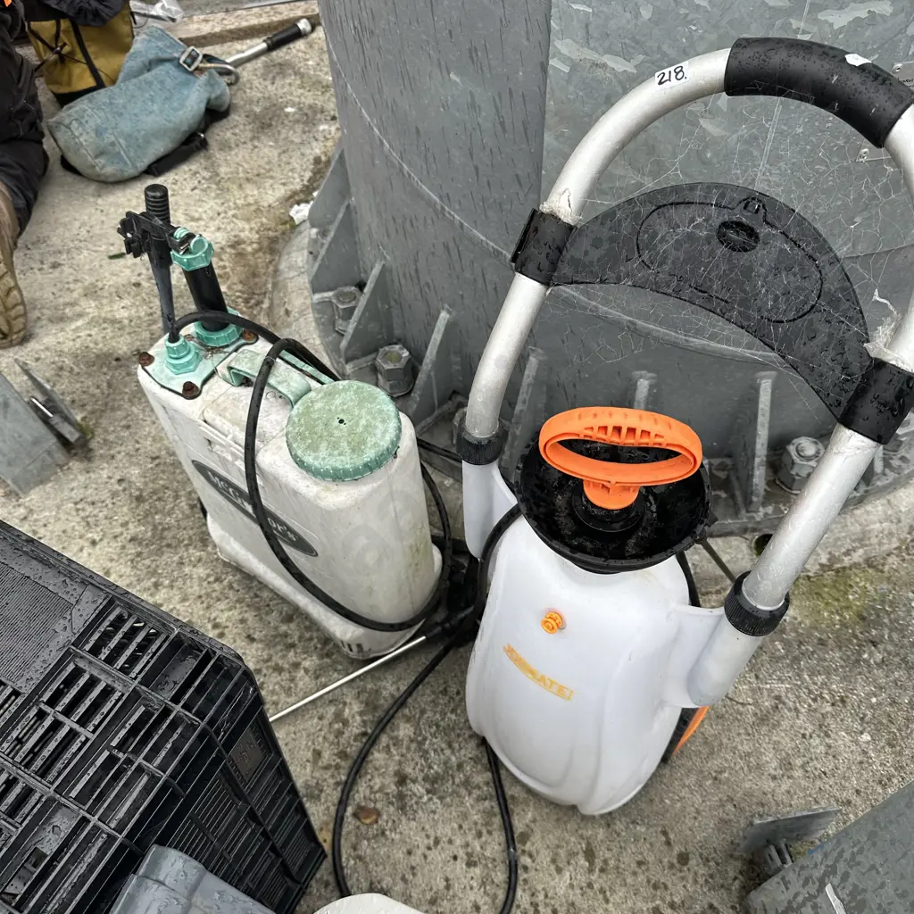 2 sprayers Image 1++