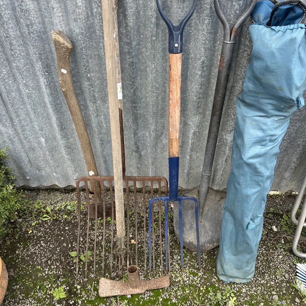 4 garden tools plus axe and camping chair Image 1++