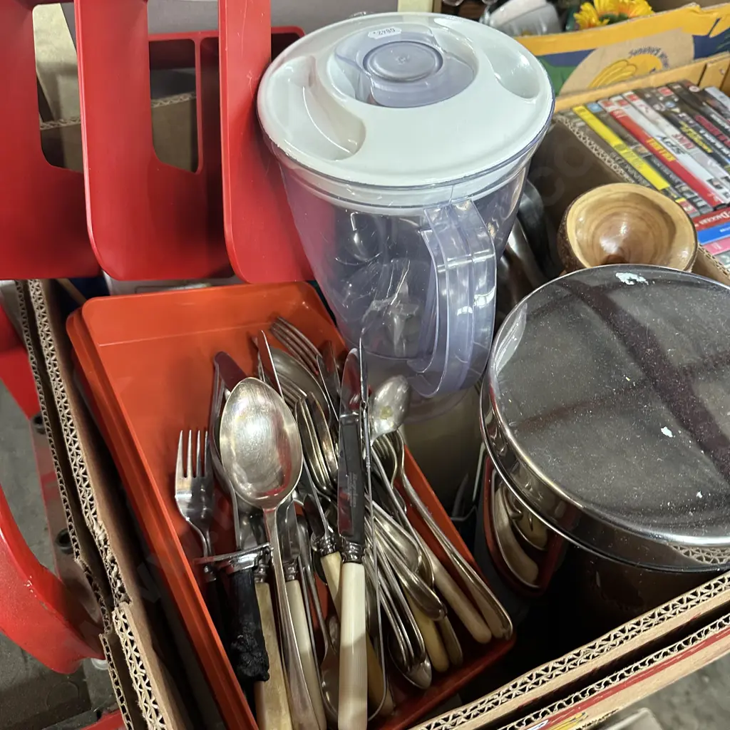 Cuttlery, bin etc Image 1++