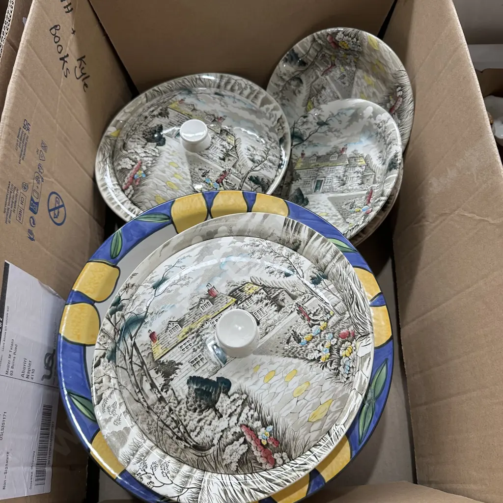 Pr lidded tureens and pottery Image 1++