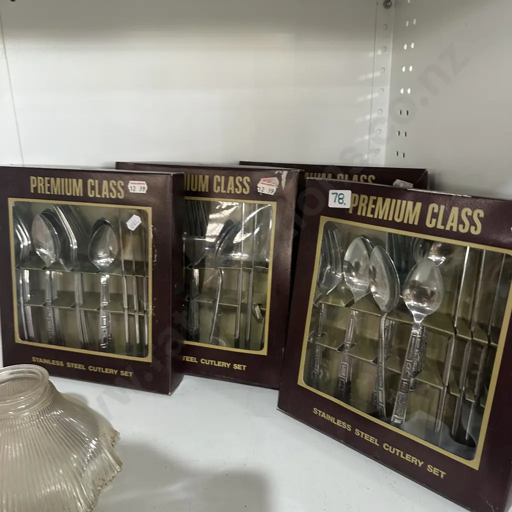 4x boxed cutlery sets Image 1++