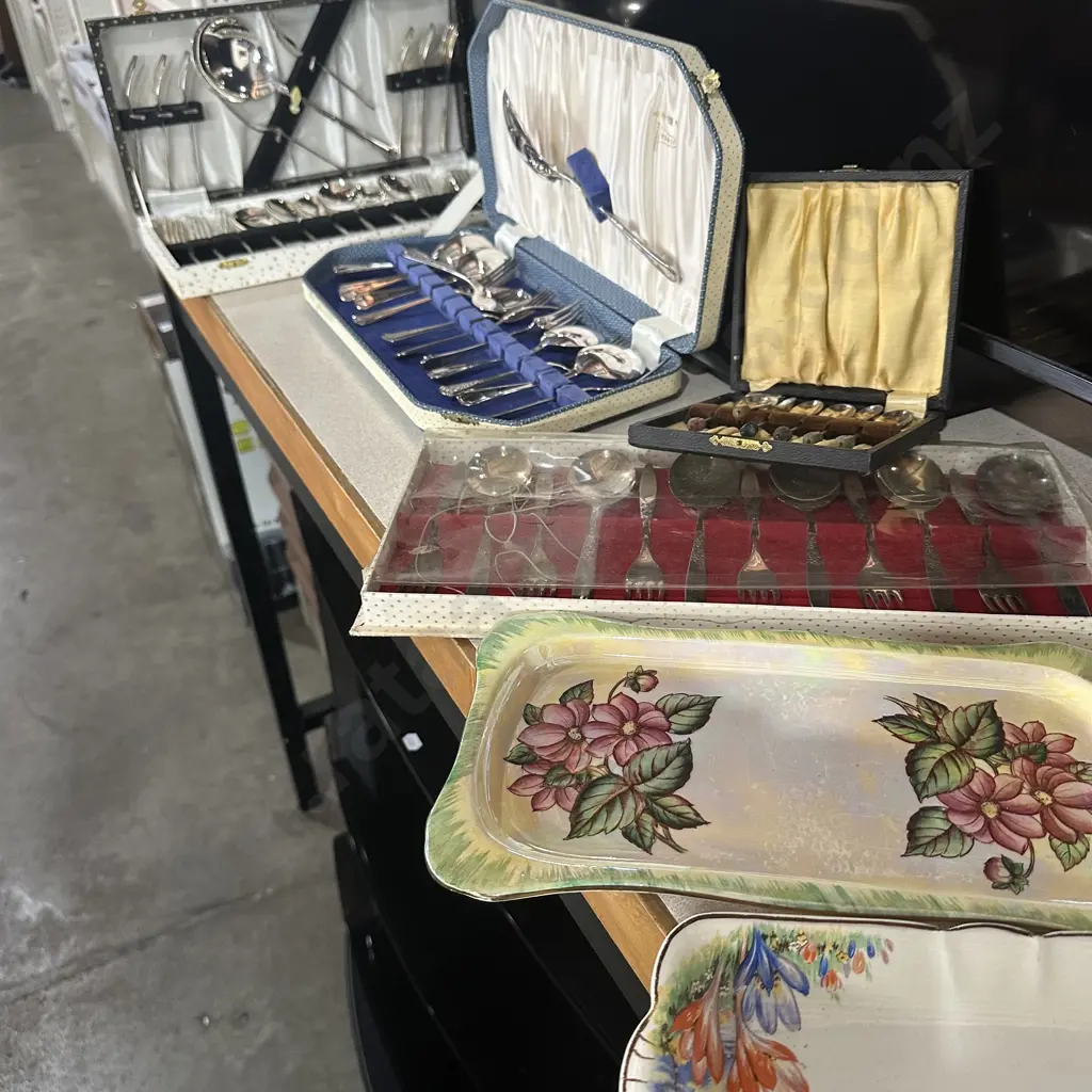 Boxed sets & Maling dish etc Image 1++