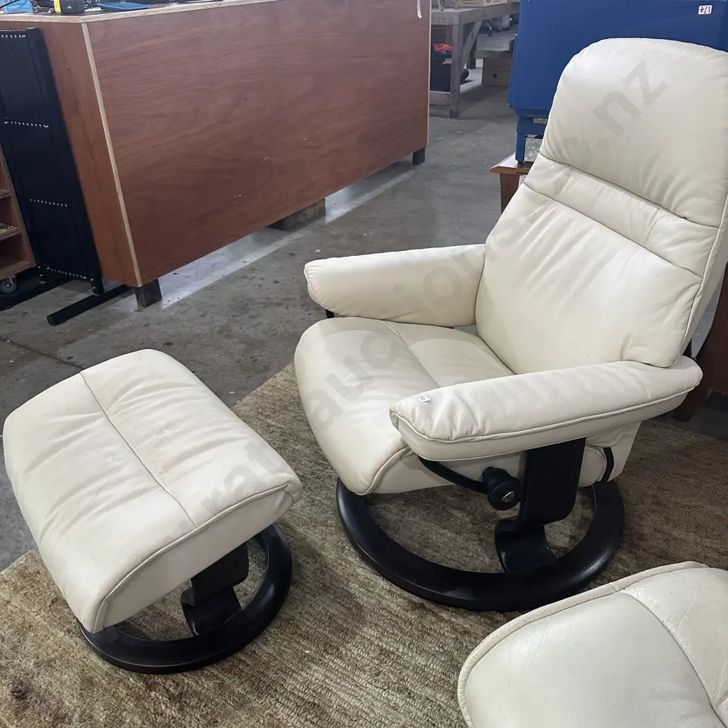 Stressless Leather chair and rest Image 1++