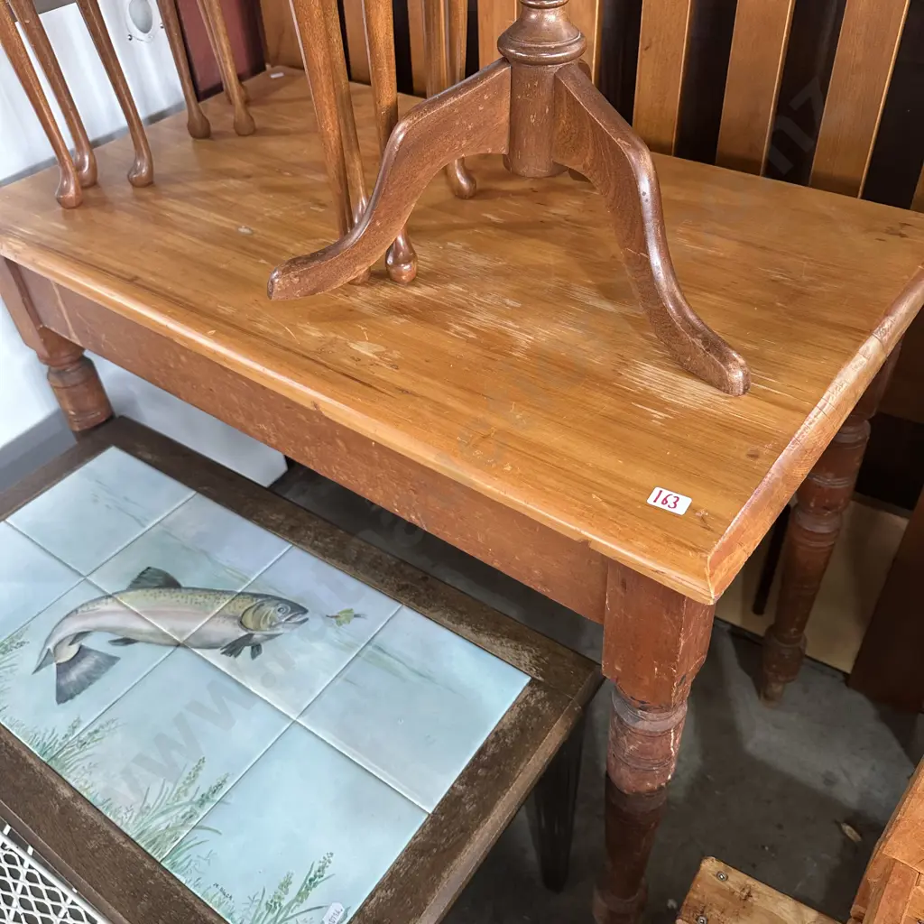 Colonial hall table Image 1++