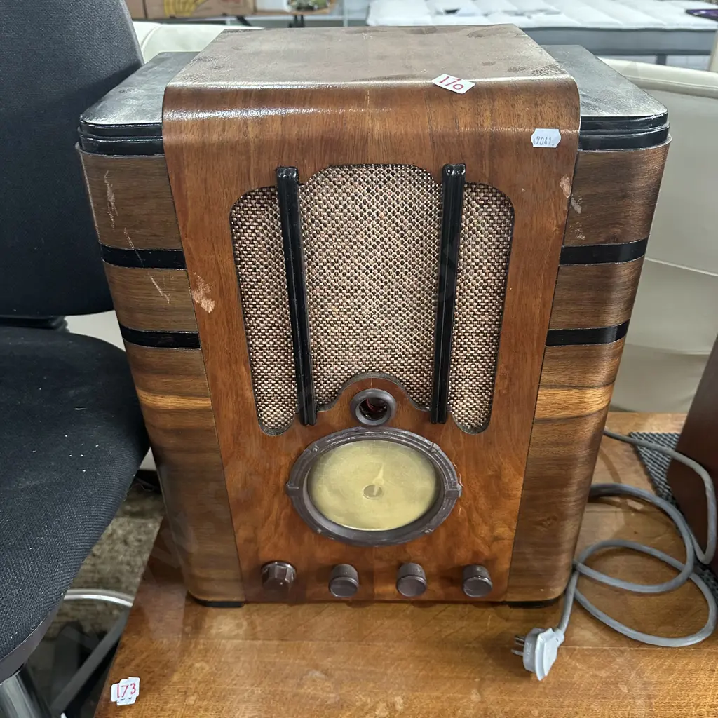 Vintage mantle radio Image 1++