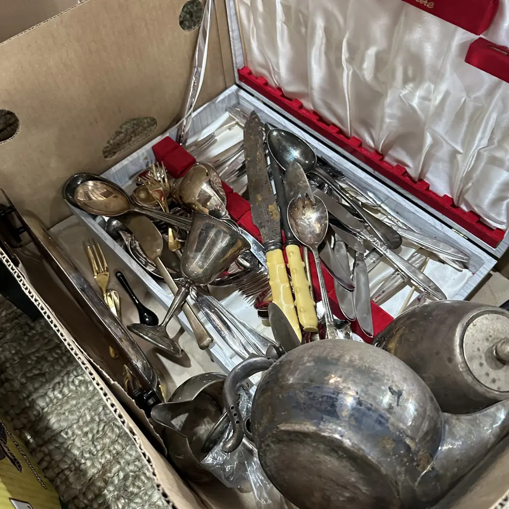 Large cased cutlery set plus silverware Image 1++