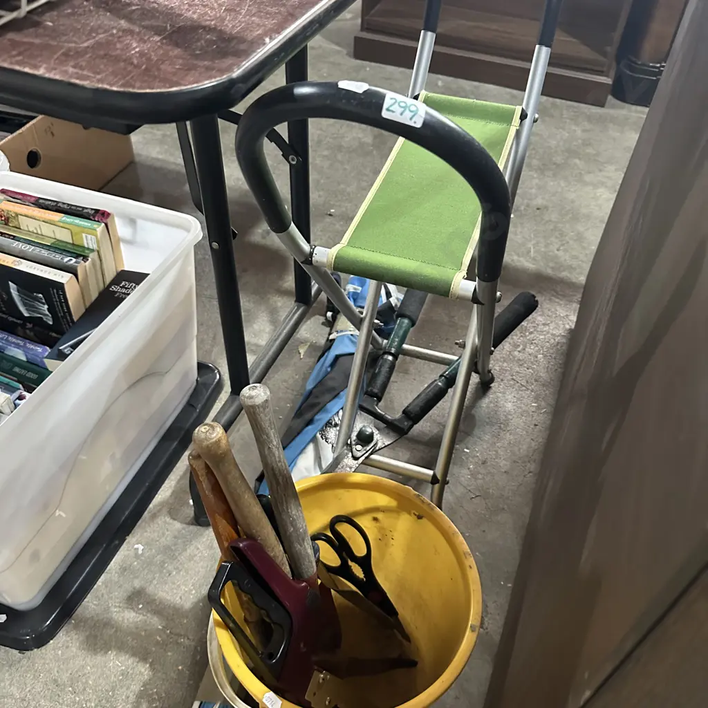 Spots chair, umbrella and garden tools Image 1++