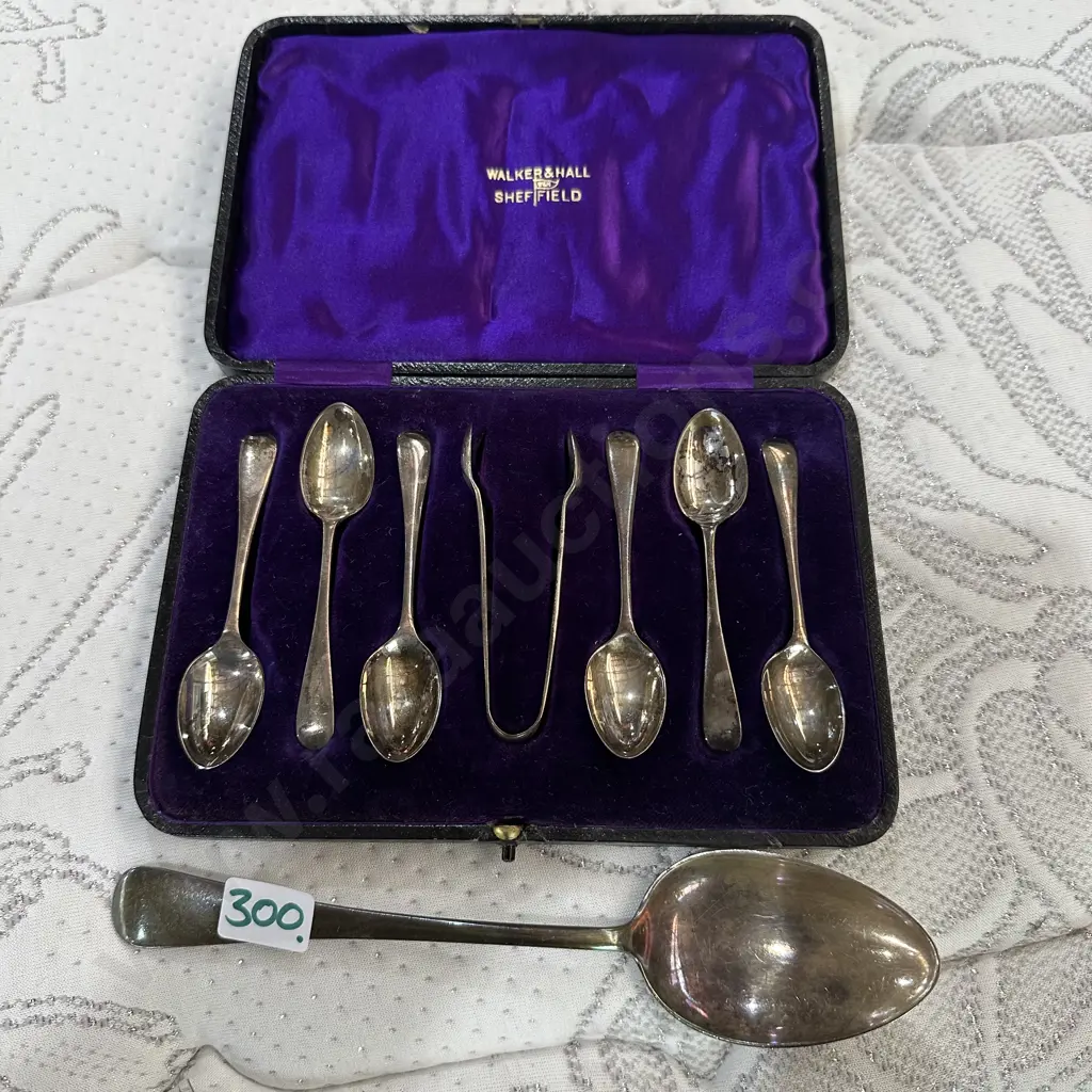 Cased set Sterling silver sugar tongs & teaspoons plus Sterling serving spoon Image 1++