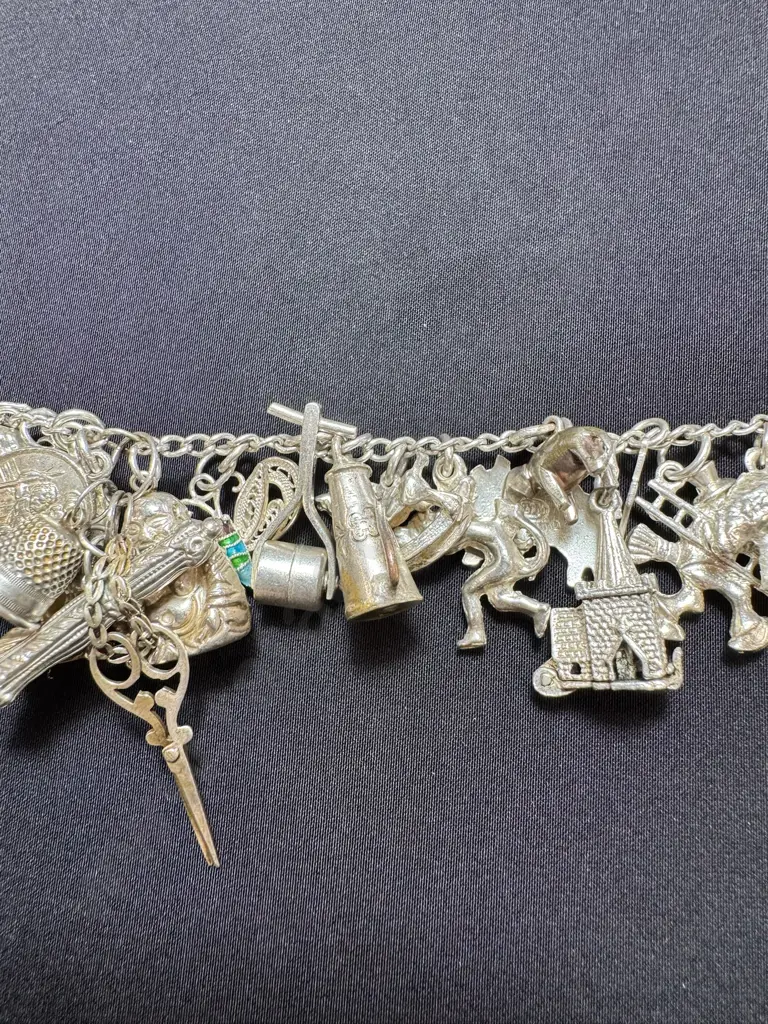 Silver charm bracelet with 31 lightweight charms Image 1++