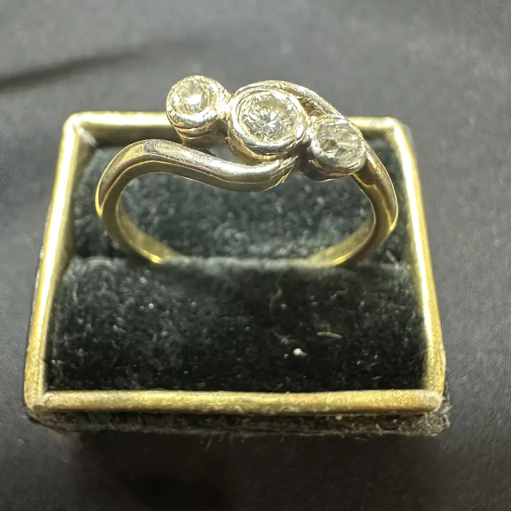 18ct Gold 3 Diamond crossover ring (not case) Image 1++