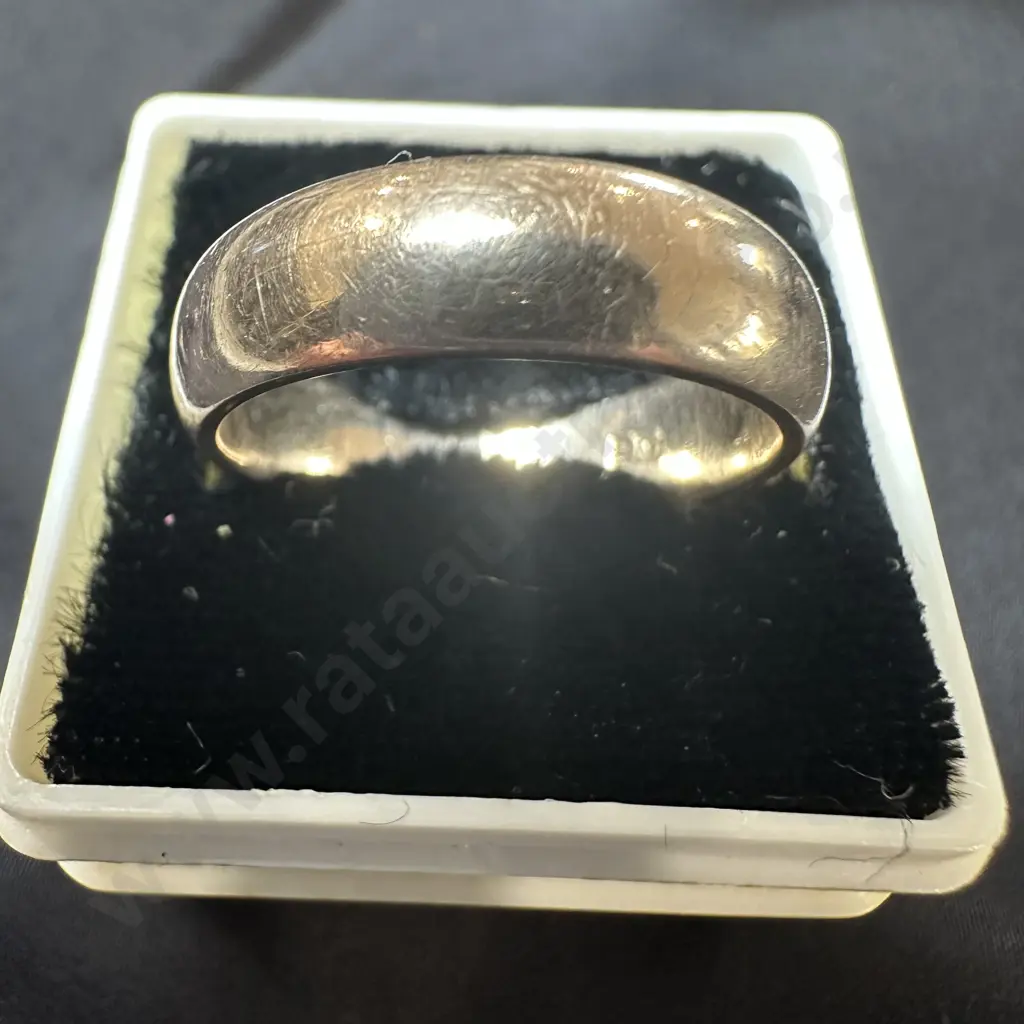 9ct Gold wedding band (not case) Image 1++