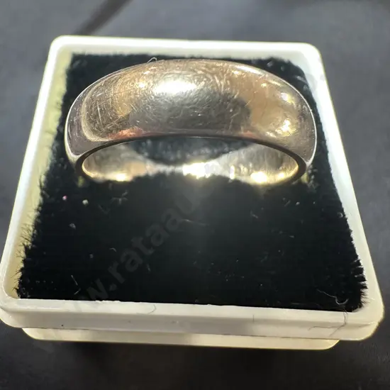9ct Gold wedding band (not case)