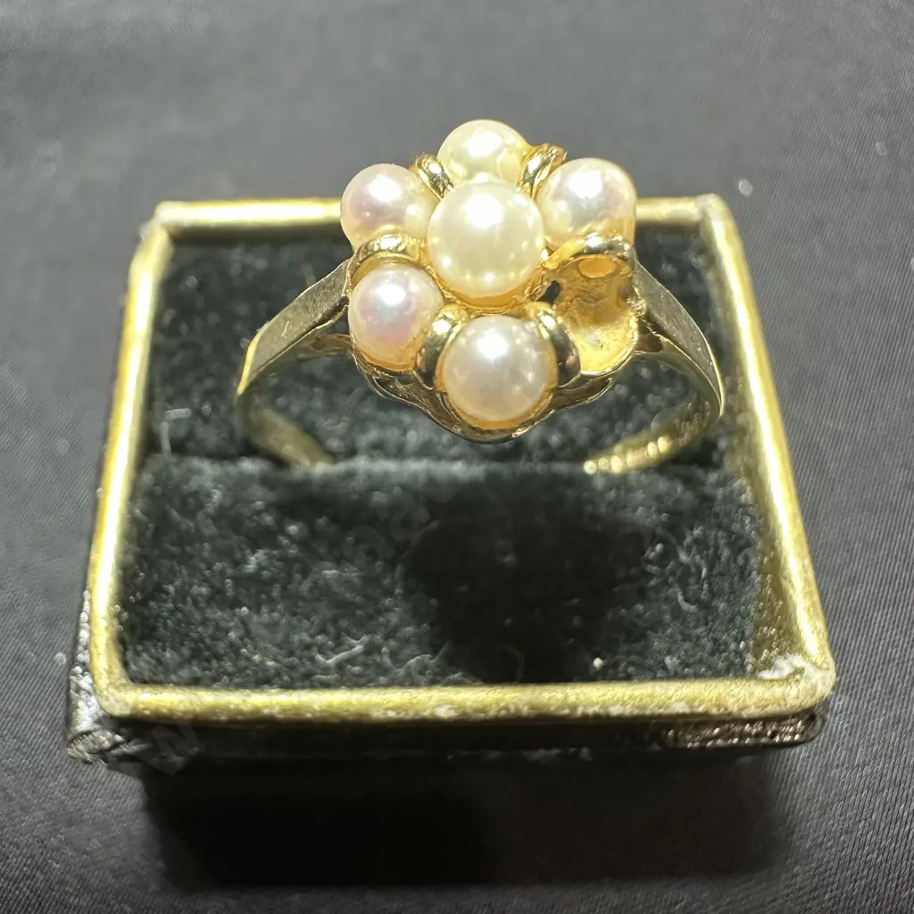 9ct Gold ring with Pearls(1 missing, not case) Image 1++