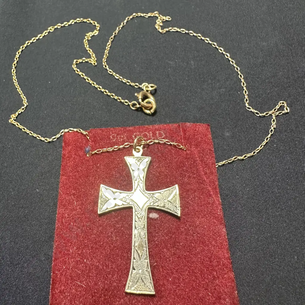 Very fine Gold necklace with engraved 9ct pendant cross Image 1++