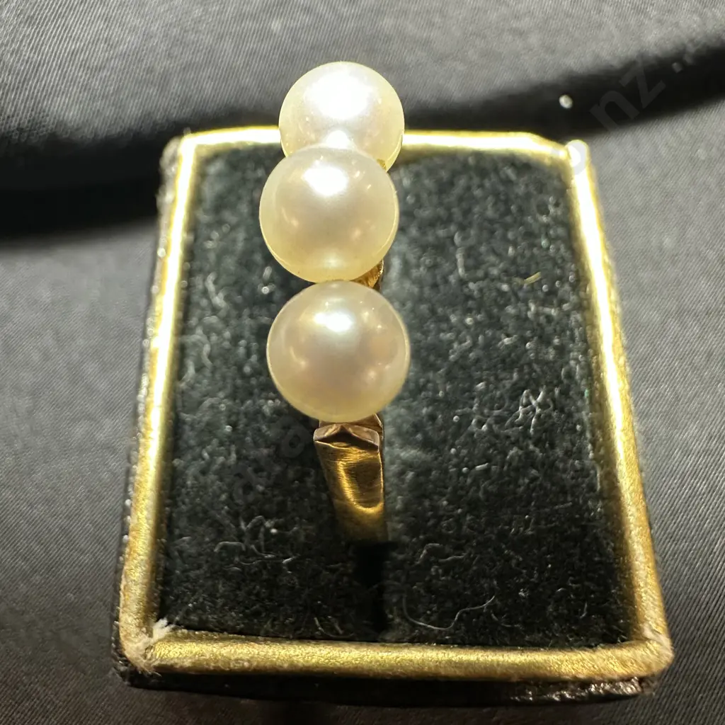 14ct gold ring 3 Pearls (not case) Image 1++